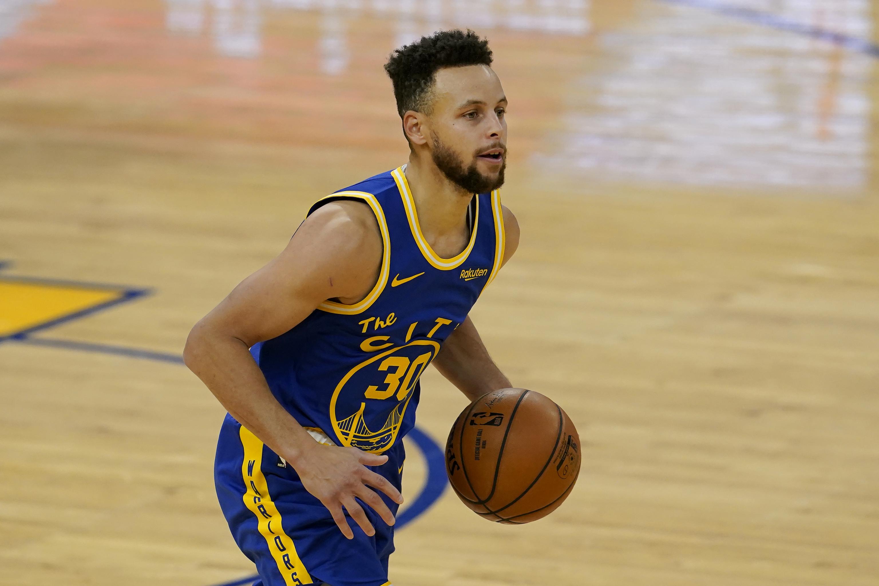 Curry si riprende per giocare per i Golden State Warriors